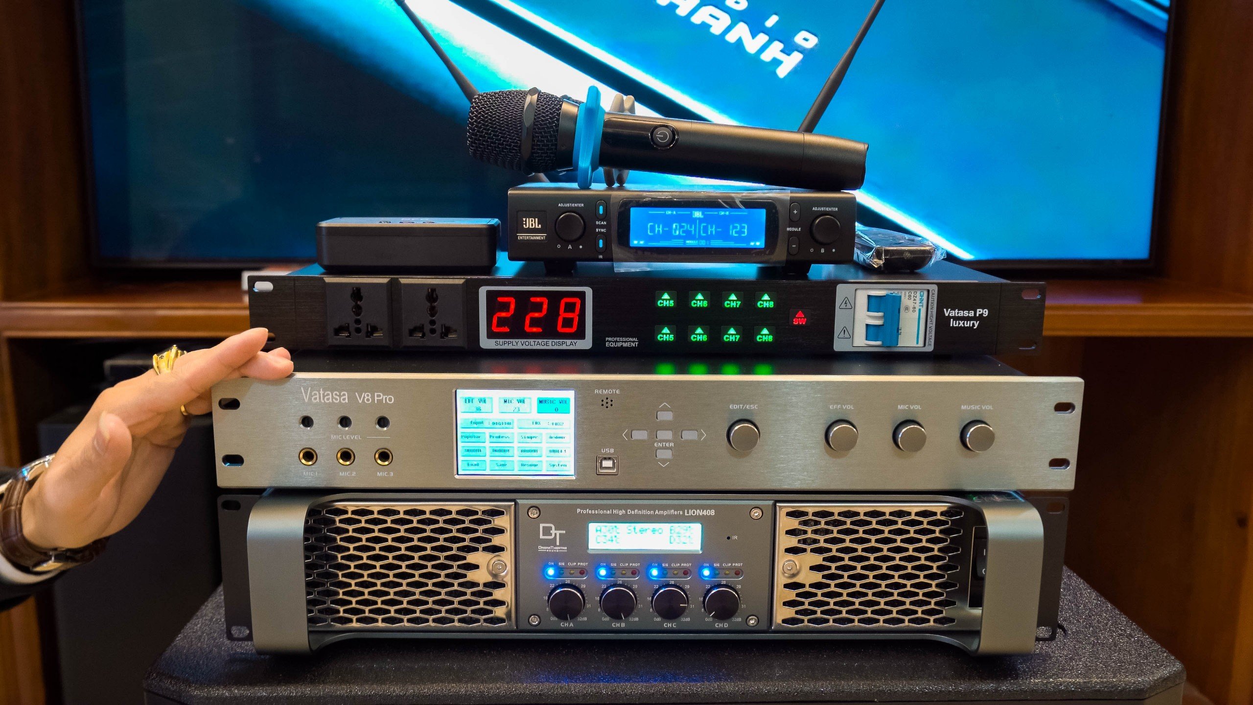 Khách hàng Tran Van Hoa đánh giá về sản phẩm Cục đẩy công suất 4 kênh DT Lion408